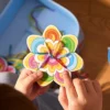 Kind bezig met maken van armband met vlechtbloem